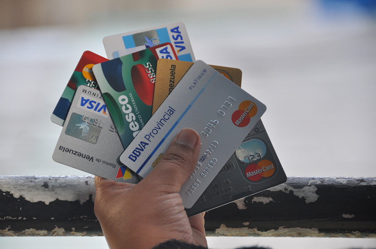Venezolanos se bandean con tarjetas de crédito