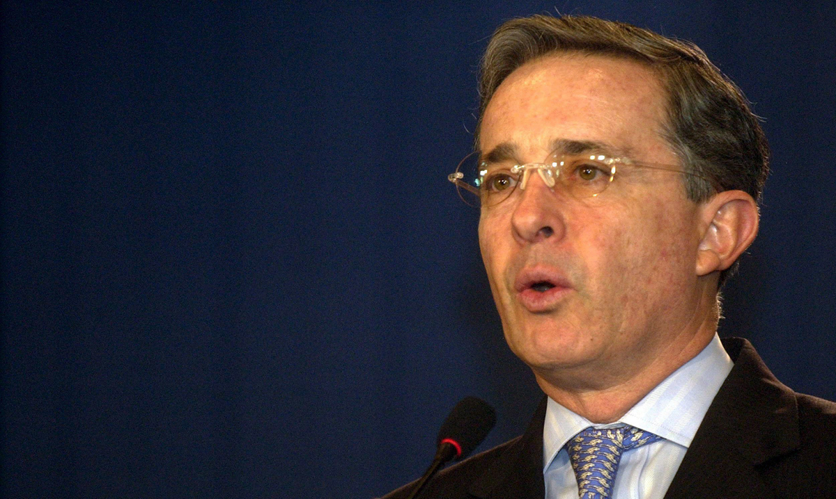 Uribe comparece ante corte por acusación de espionaje