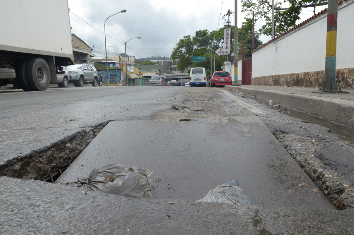 Conductores hacen maromas para esquivar alcantarillas en mal estado