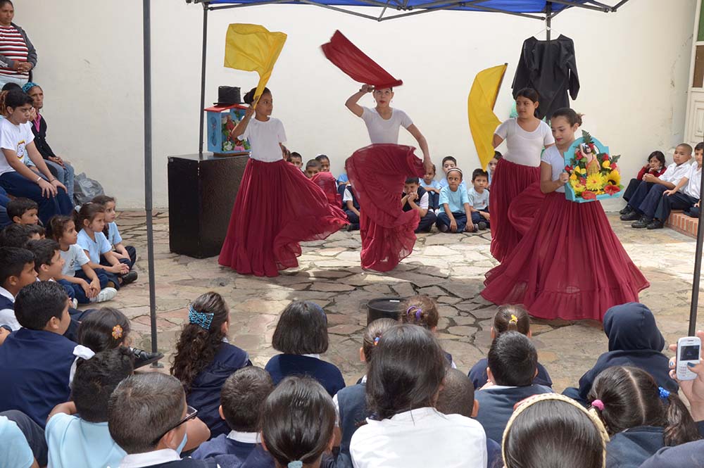 Niños bailaron a San Juan  en la Arturo Michelena