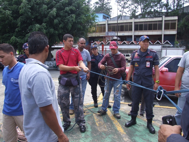 Bomberos dictan curso de seguridad para trabajos en alturas