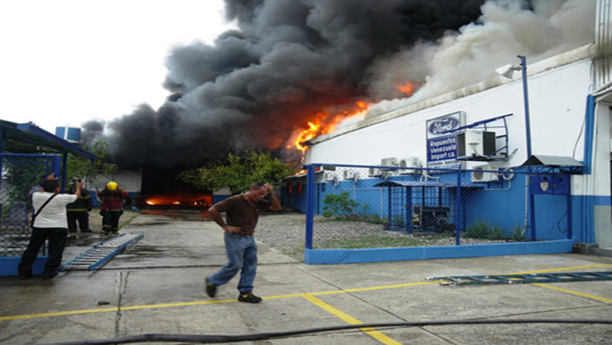 Voraz incendio arrasó con venta de repuestos en El Vigía