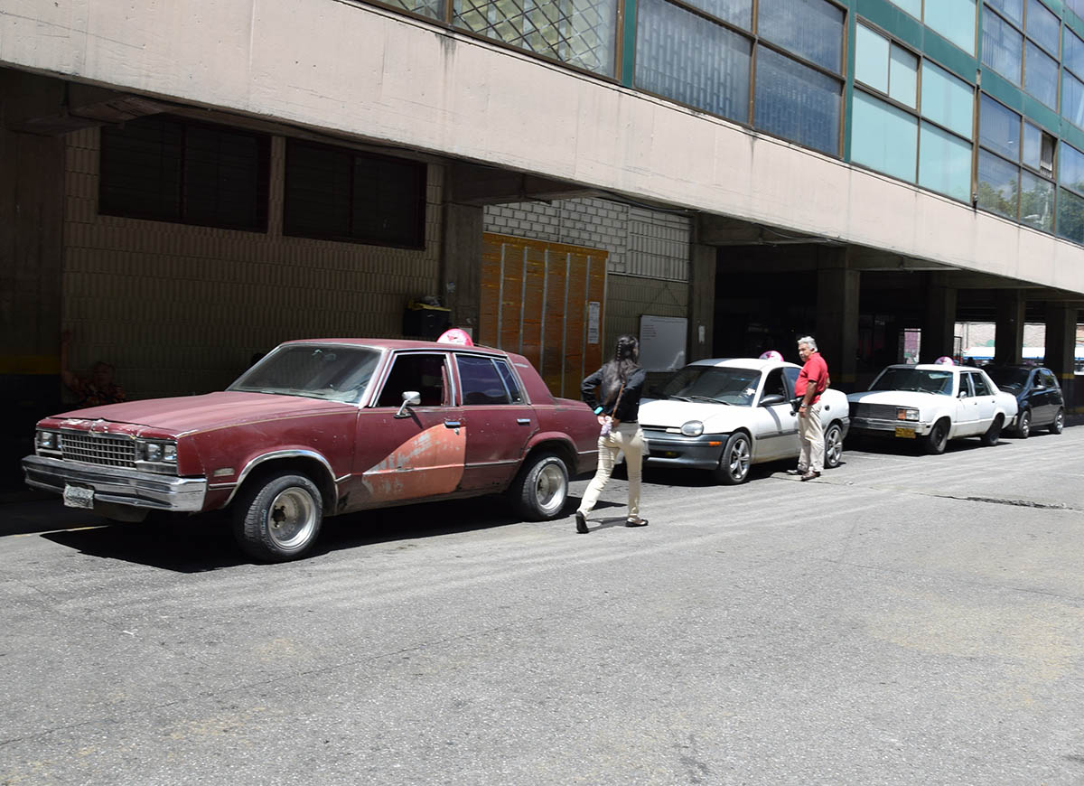 Instan a usuarios a denunciar abusos de taxistas