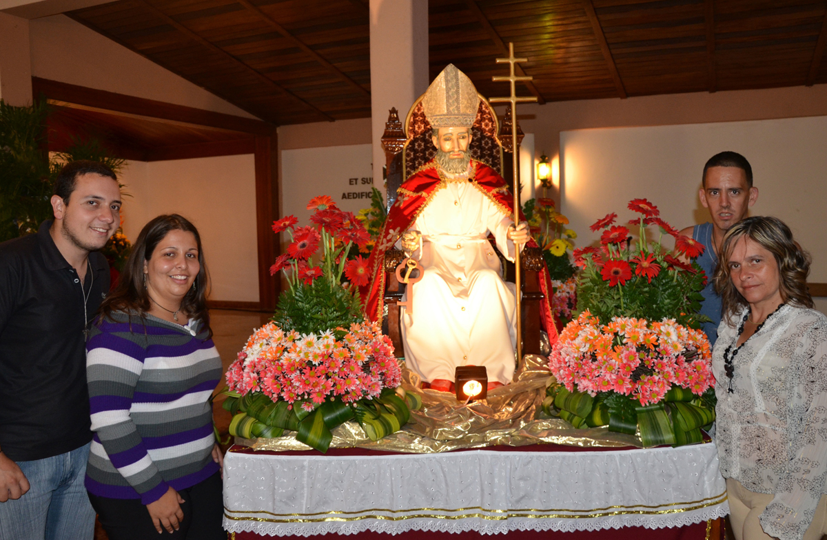 Devotos piden salud y paz a San Pedro en su día