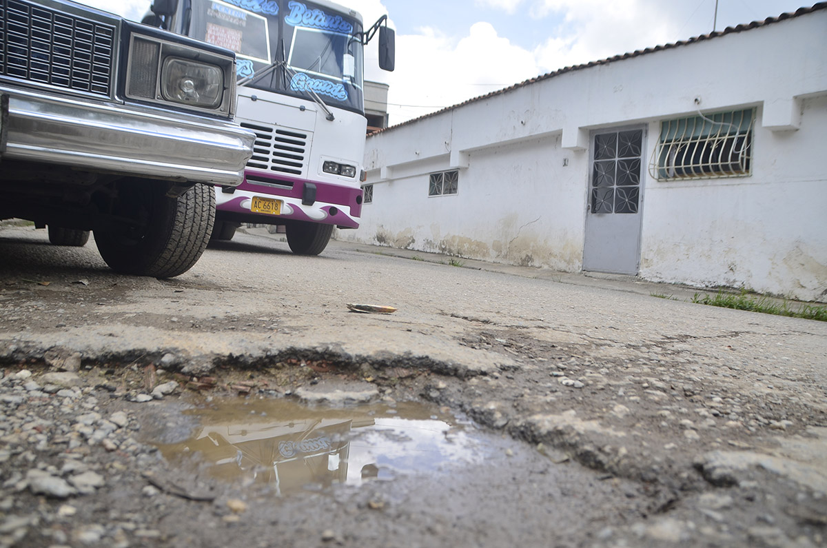 Tubería rota empeora condición de la vía en El Castaño