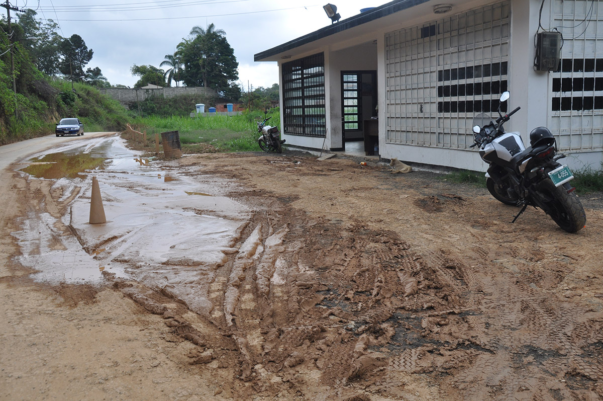 Pantanero tiene hasta el cuello a conductores en Valle Alto