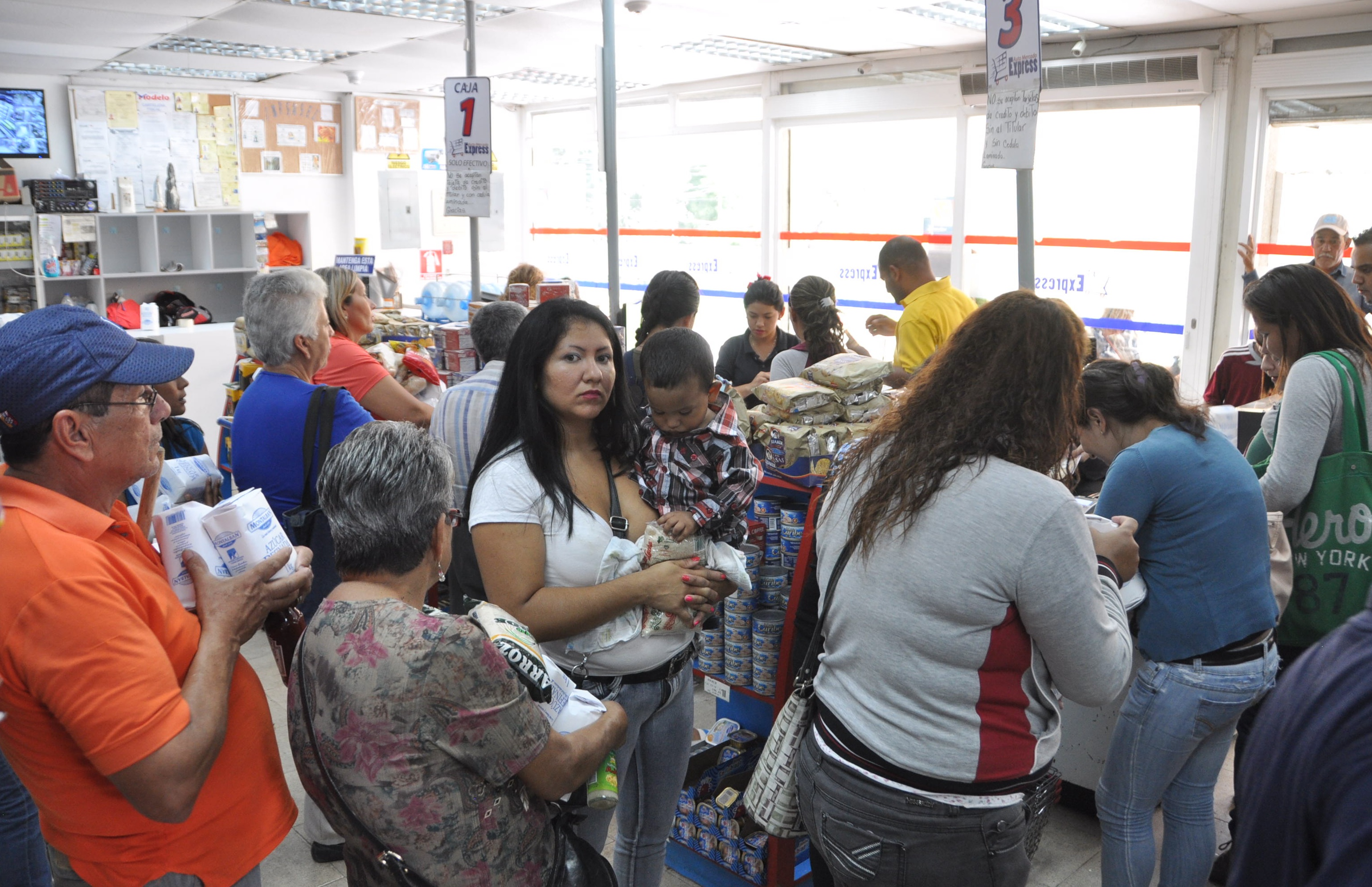 Las colas no cesan en los supermercados