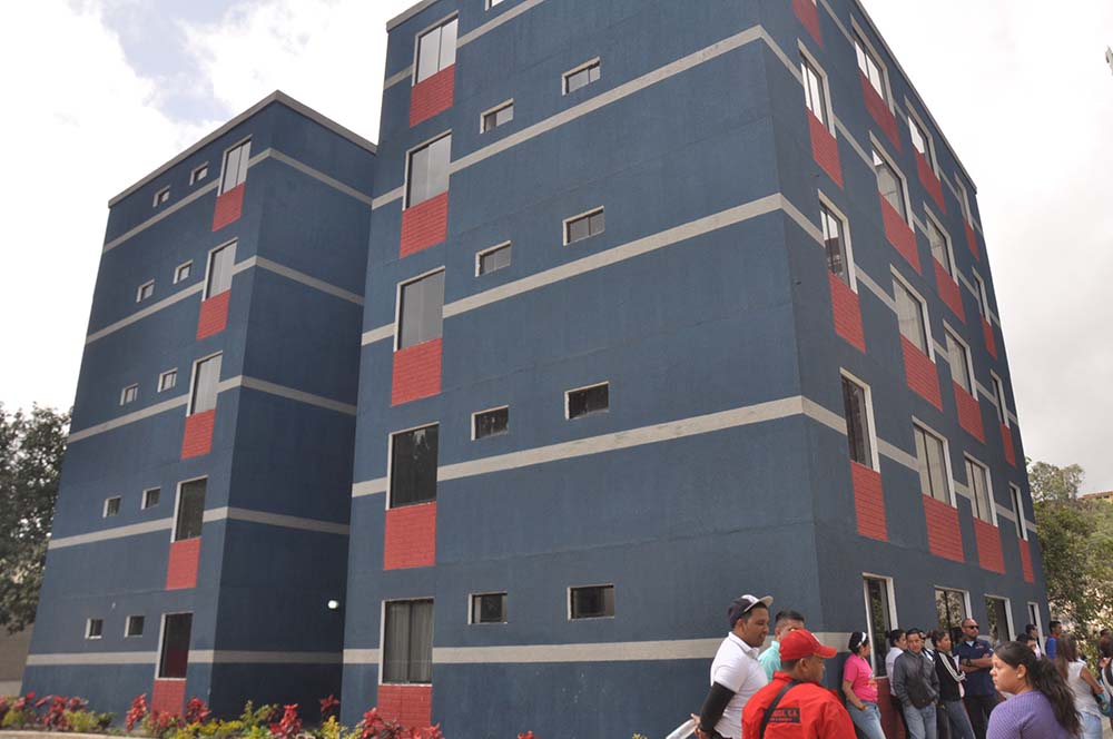 Entregan 20 apartamentos  en urbanismo El Paso   