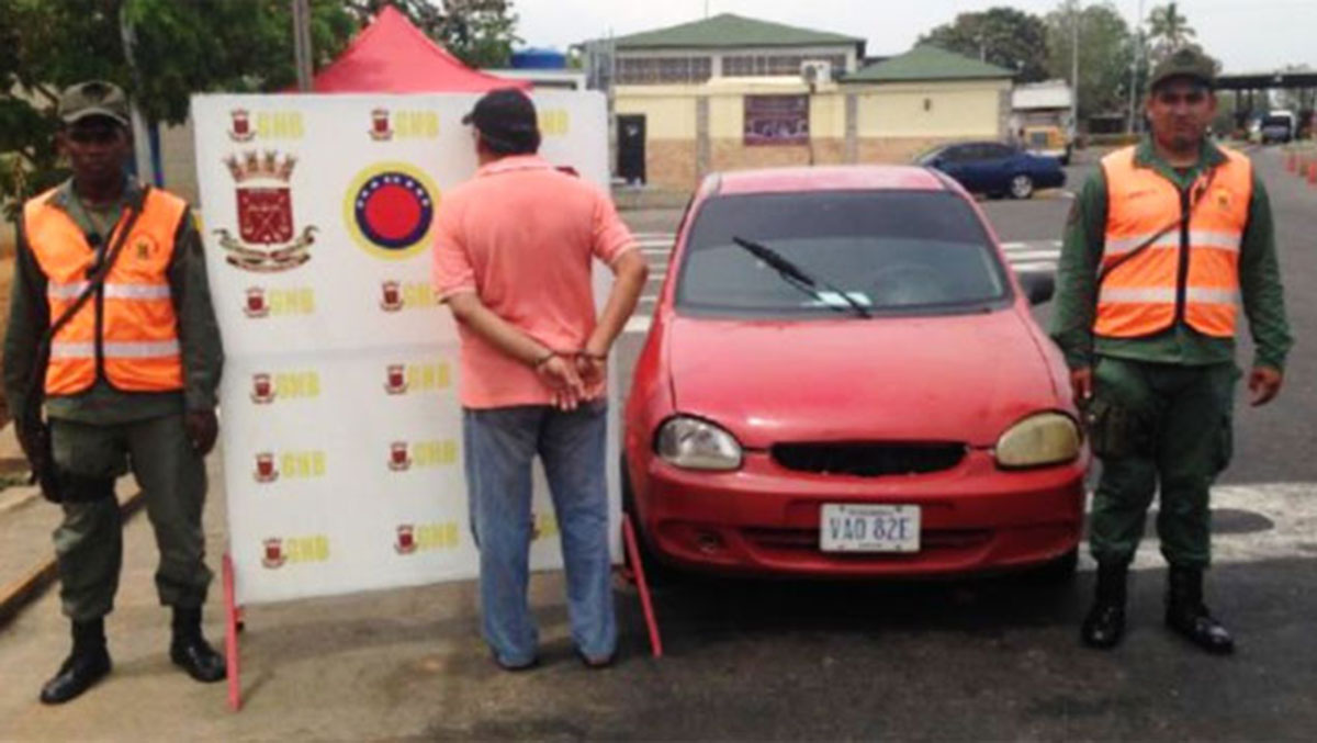 Detienen a falso policía con un carro robado