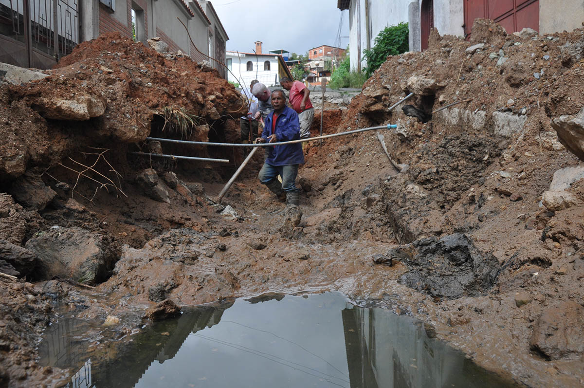 Reparan tuberías en Terrazas de El Trigo