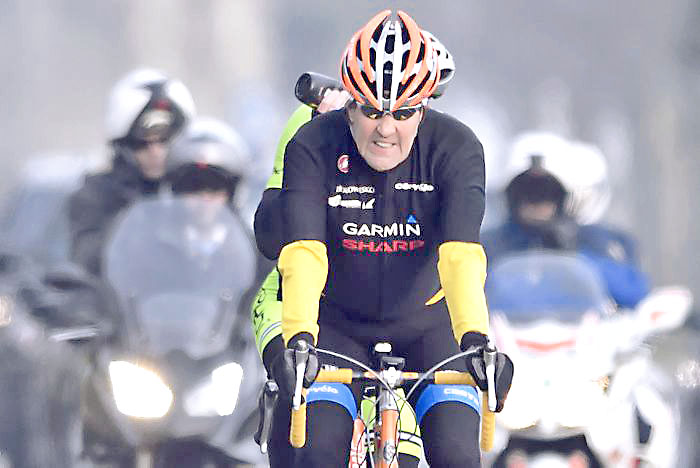 John Kerry se partió la pierna al caer de bicicleta