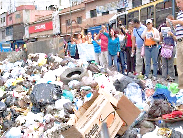 Ocariz en Miami y Petare envuelto en basura