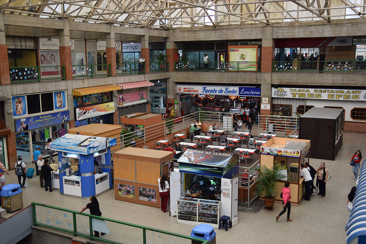 Hurto masivo en kioscos de centro comercial La Hoyada