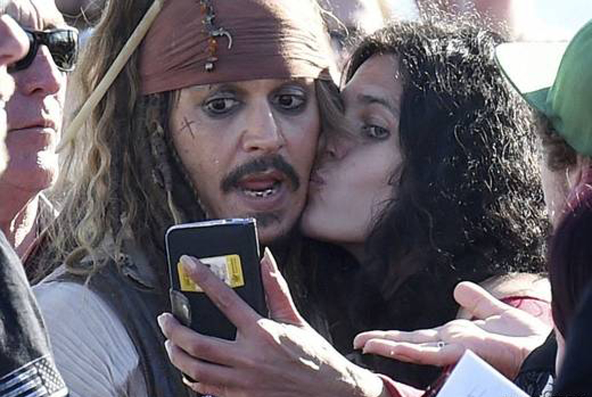 Johnny Depp se deja besar para un selfie