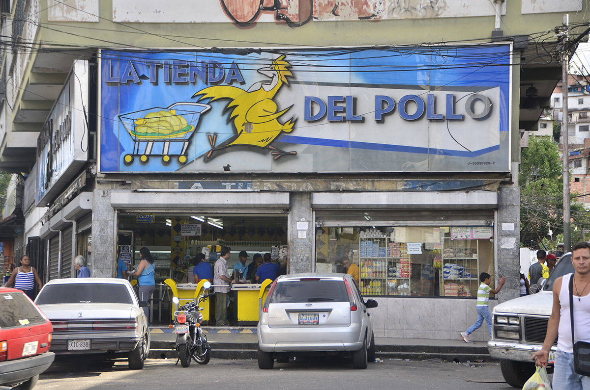 Denuncian que la Tienda del Pollo vende rubros regulados con sobreprecio