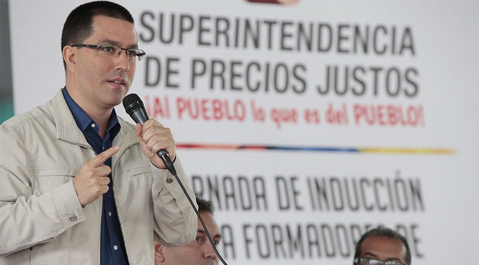 Arreaza pidió a la Sundde “fajarse” con precios de útiles y alimentos