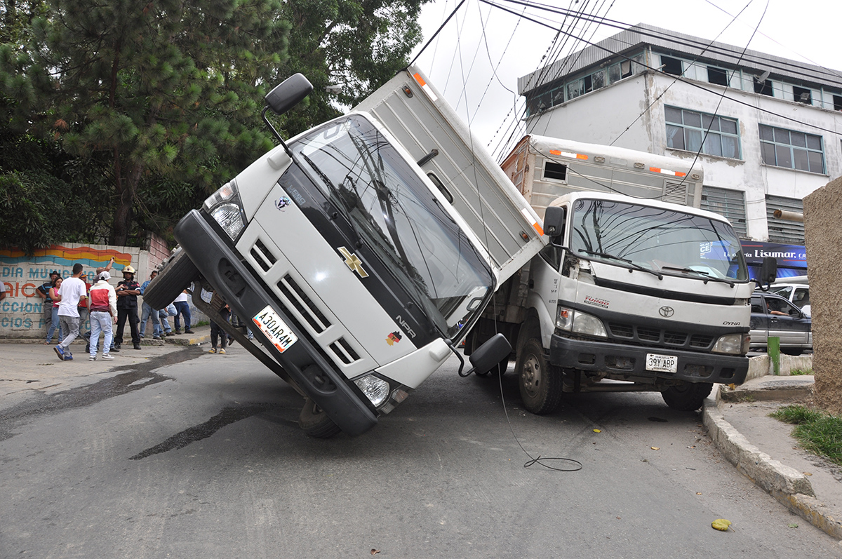Maraña de cables ocasionó vuelco de camión en Mal Paso