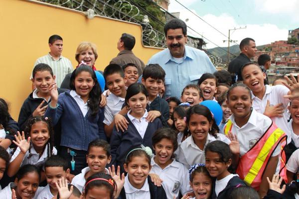 Maduro felicita por Twitter a los niños en su día