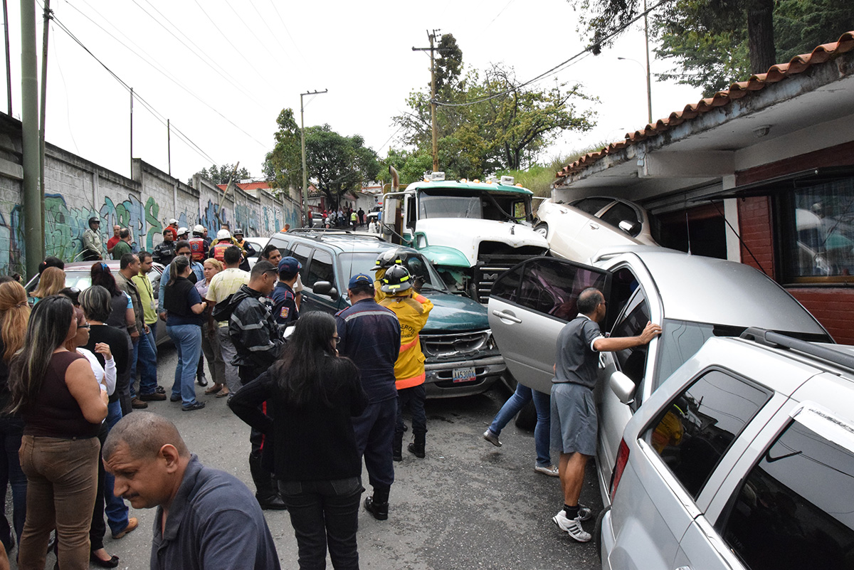 Gandola se estrelló contra 12 vehículos en Los Cerritos