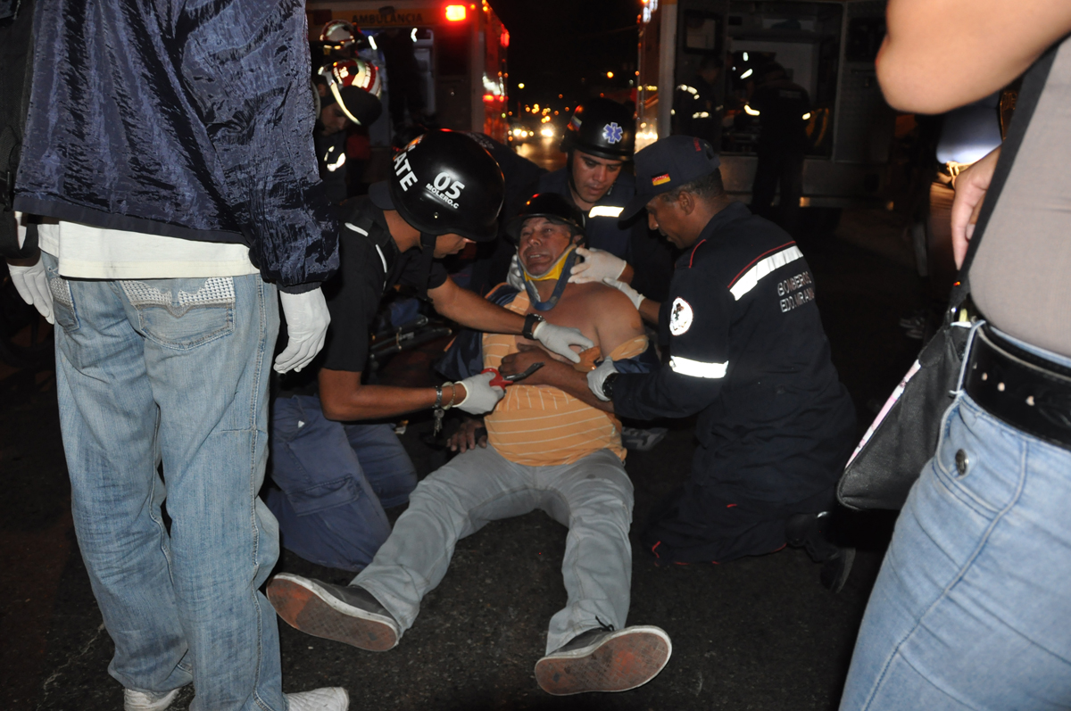 Dos motorizados heridos al estrellarse contra un camión