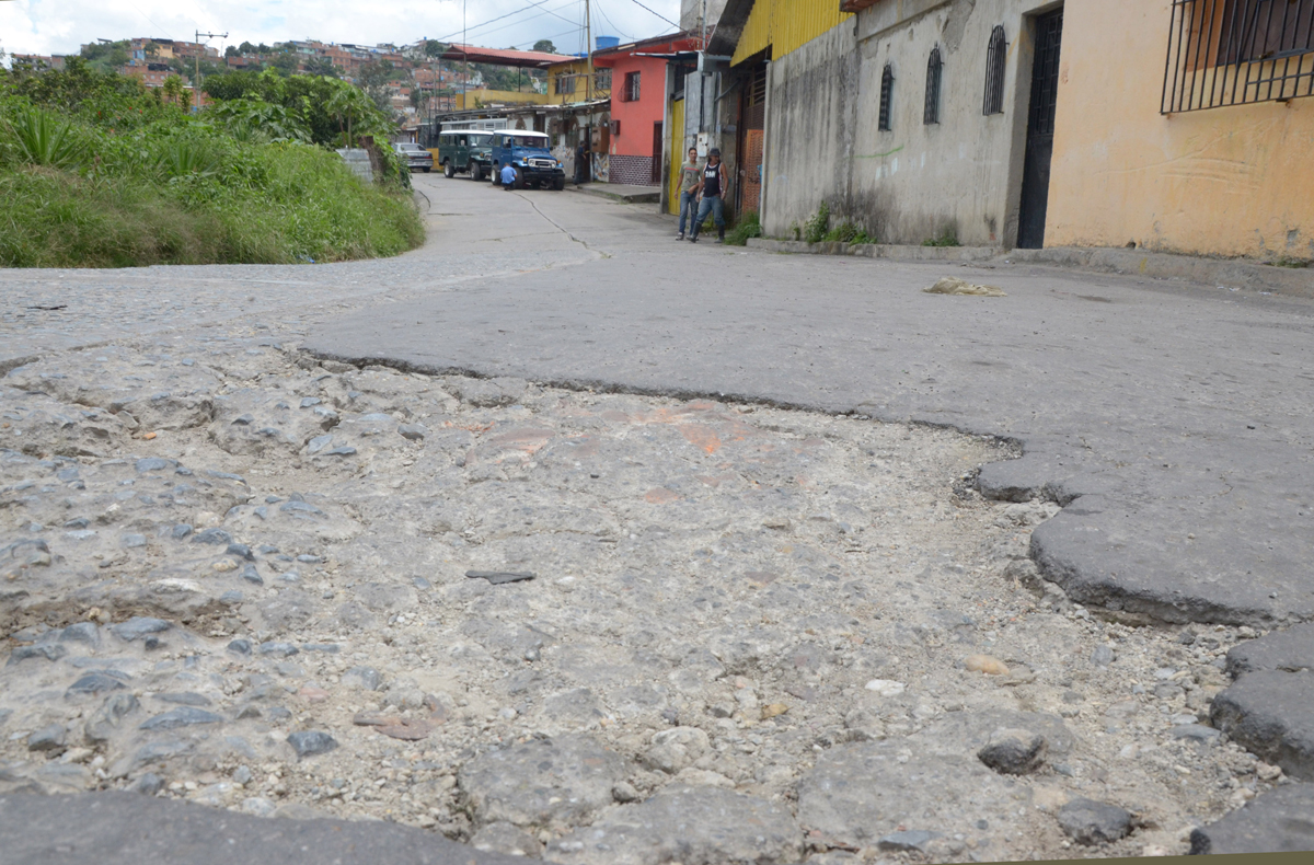 En Las Brisas hace falta asfaltado