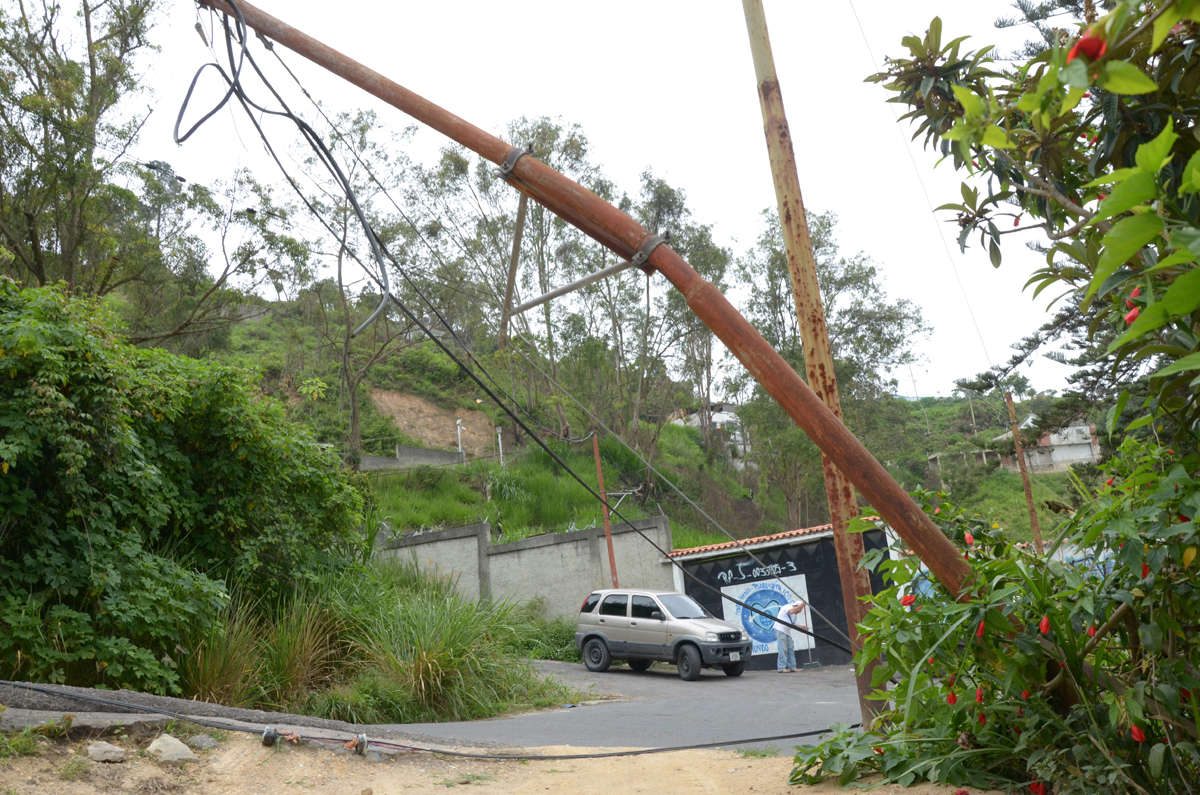 Poste caído en Barrio Miranda necesita remoción