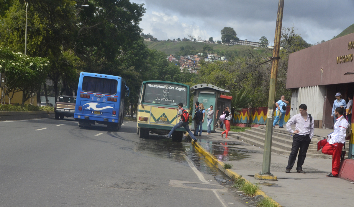 Instan a transportistas a no pararse en la entrada del HVS