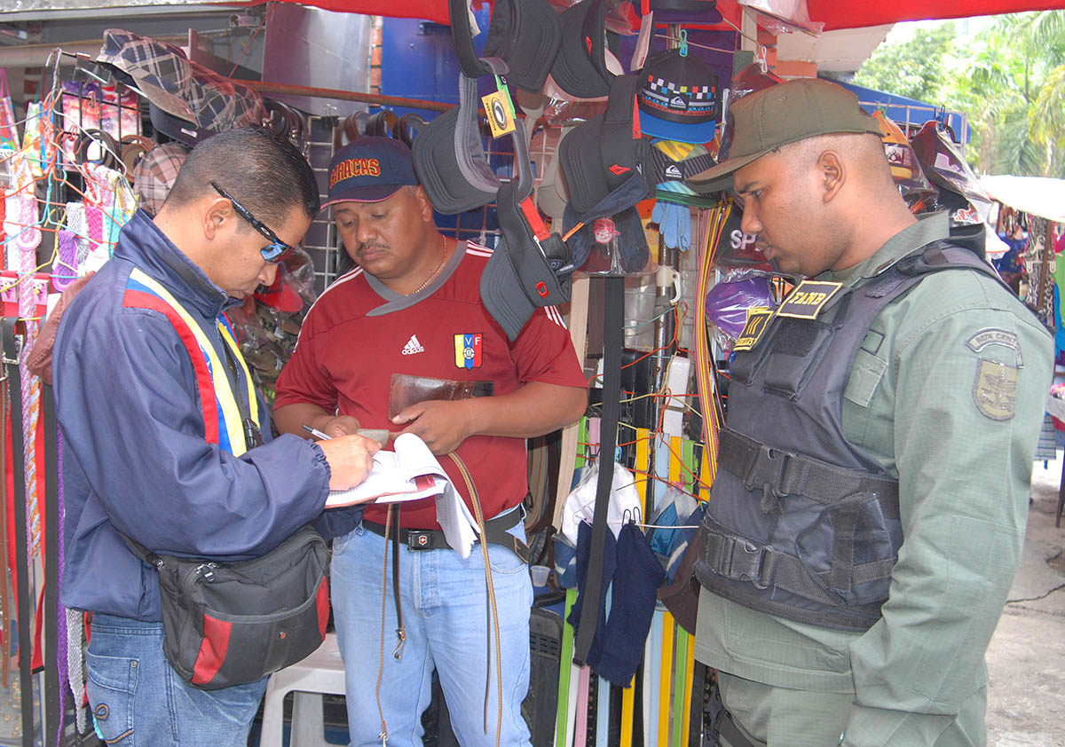 Alcaldía supervisa puestos de buhoneros