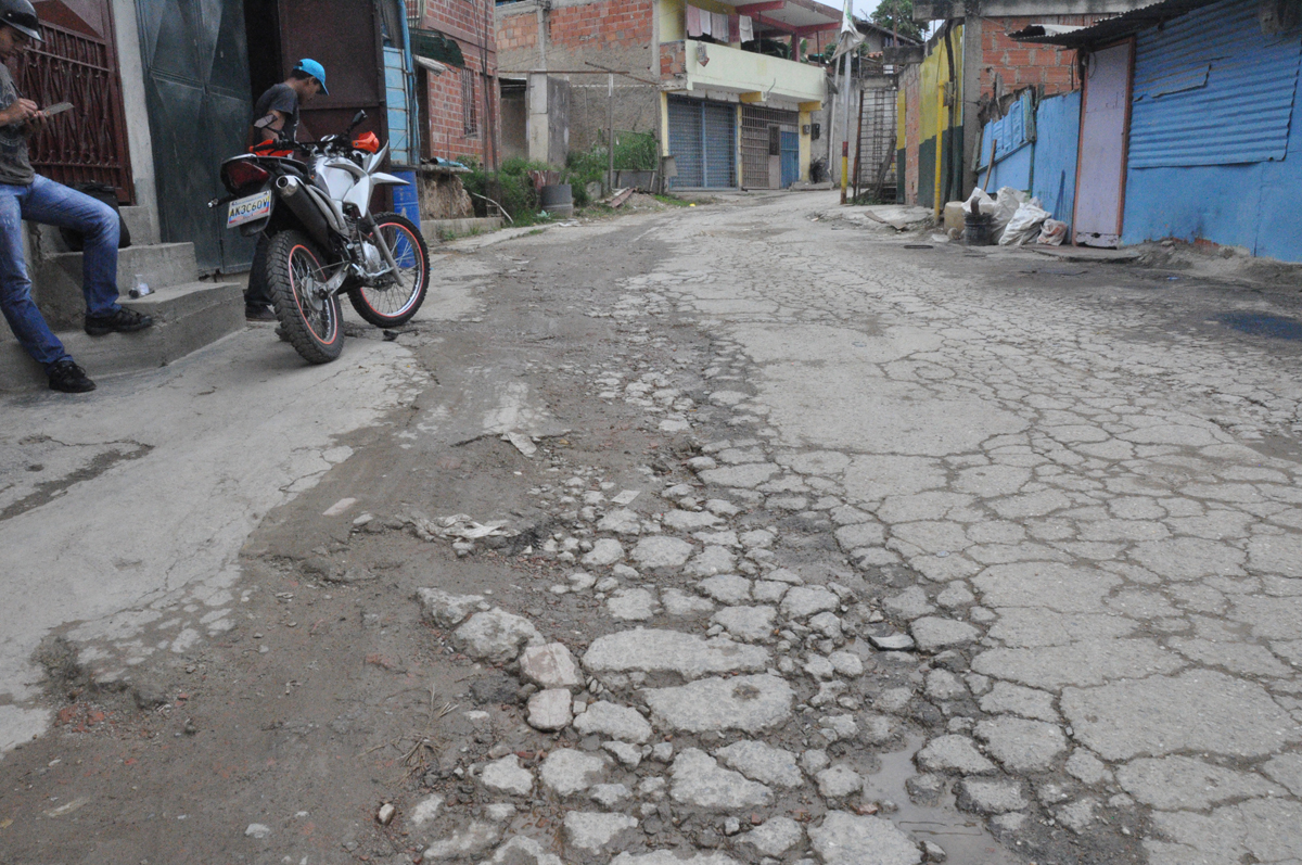 Piden a Hidrocapital remover escombros abandonados