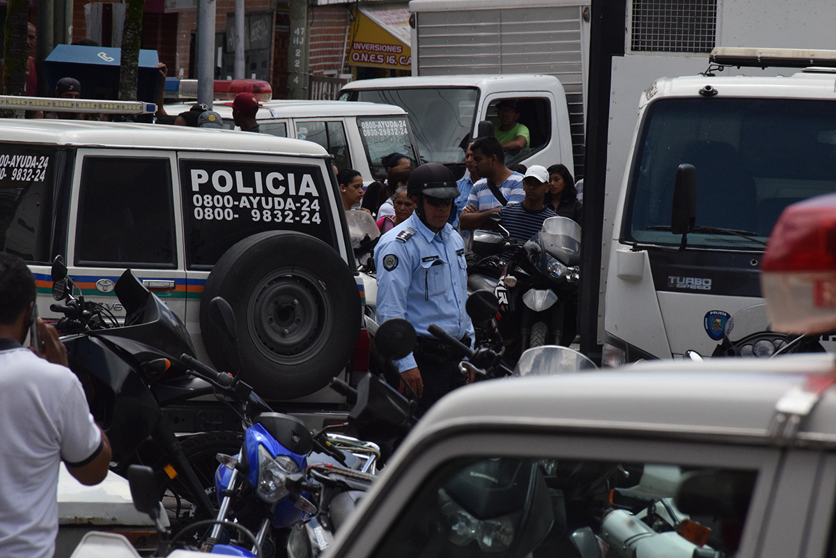 Tres policías heridos durante motín en Policarrizal