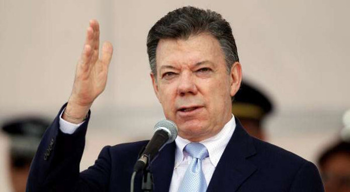 Santos suspende bombardeos contra grupos paramilitares