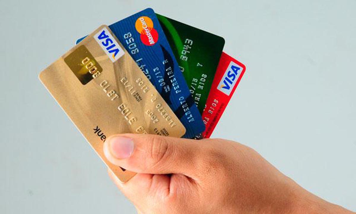 Si paga el mínimo en tarjetas de crédito le crece el “mono”