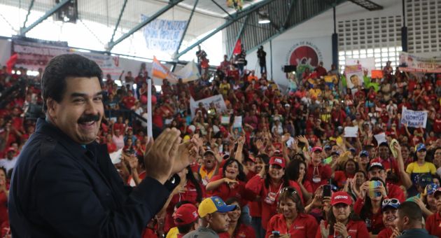Maduro se reúne con el movimiento feminista