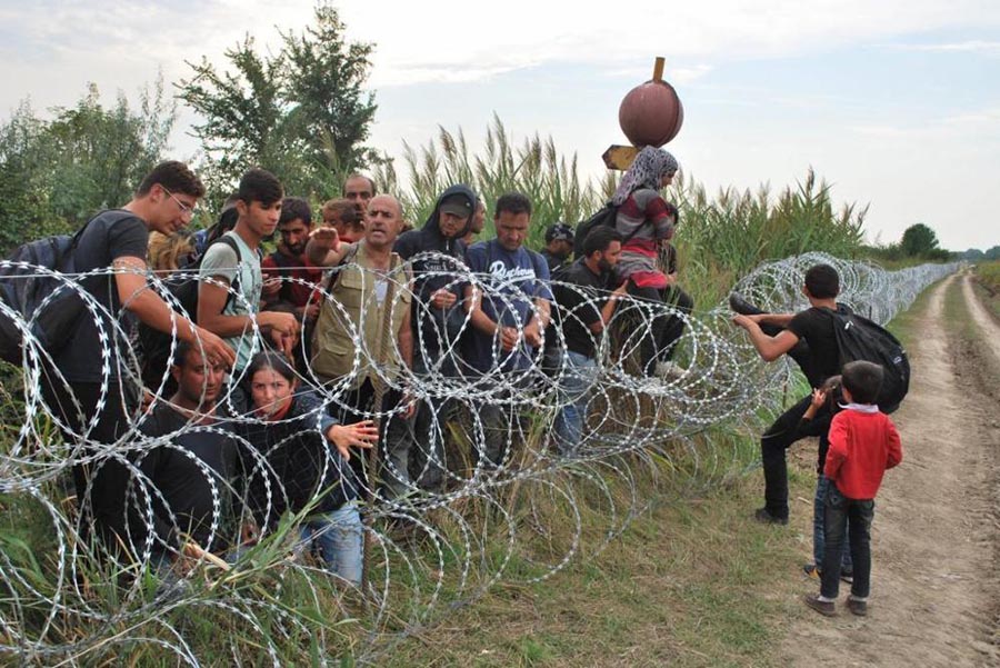 Hungría concluye cerca en su frontera con Serbia