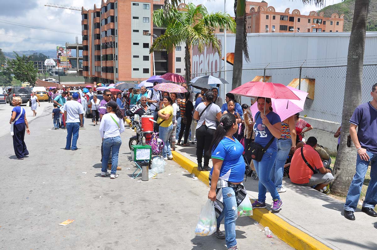 Supermercados estuvieron colmados de consumidores