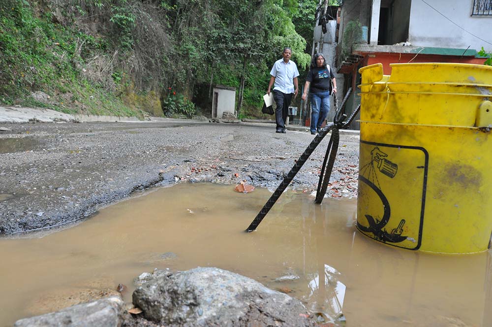 Bote de aguas blancas originó daños calle Camatagua