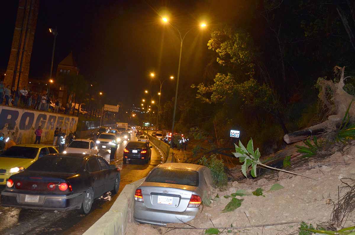 Cerro tapió dos carros frente a La Cascada