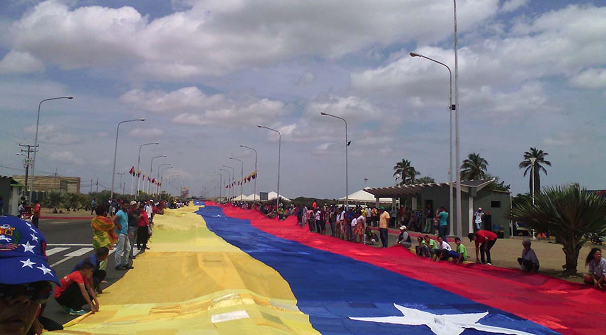 Despliegan la bandera más grande de Venezuela en la Vela de Coro