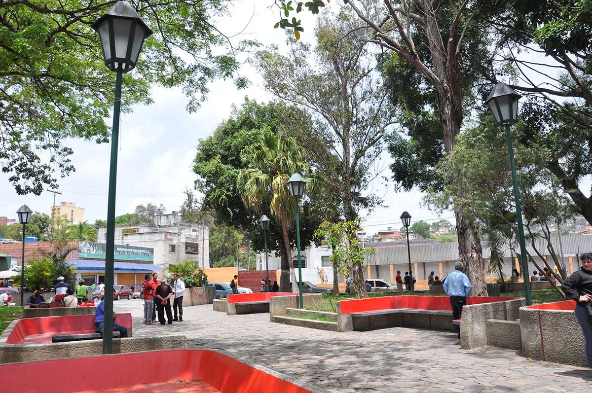 Choros hacen su agosto en la plaza Miranda  