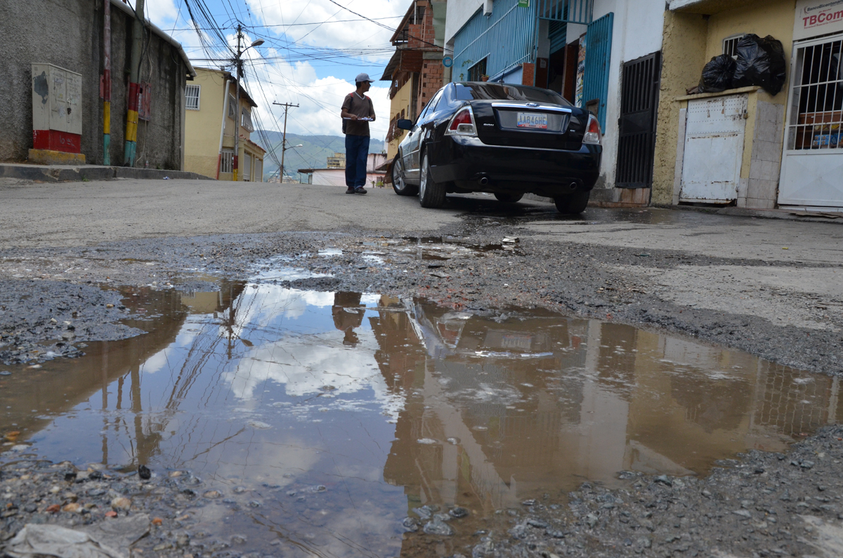 Instan a Hidrocapital a reparar las calles en Mática Abajo