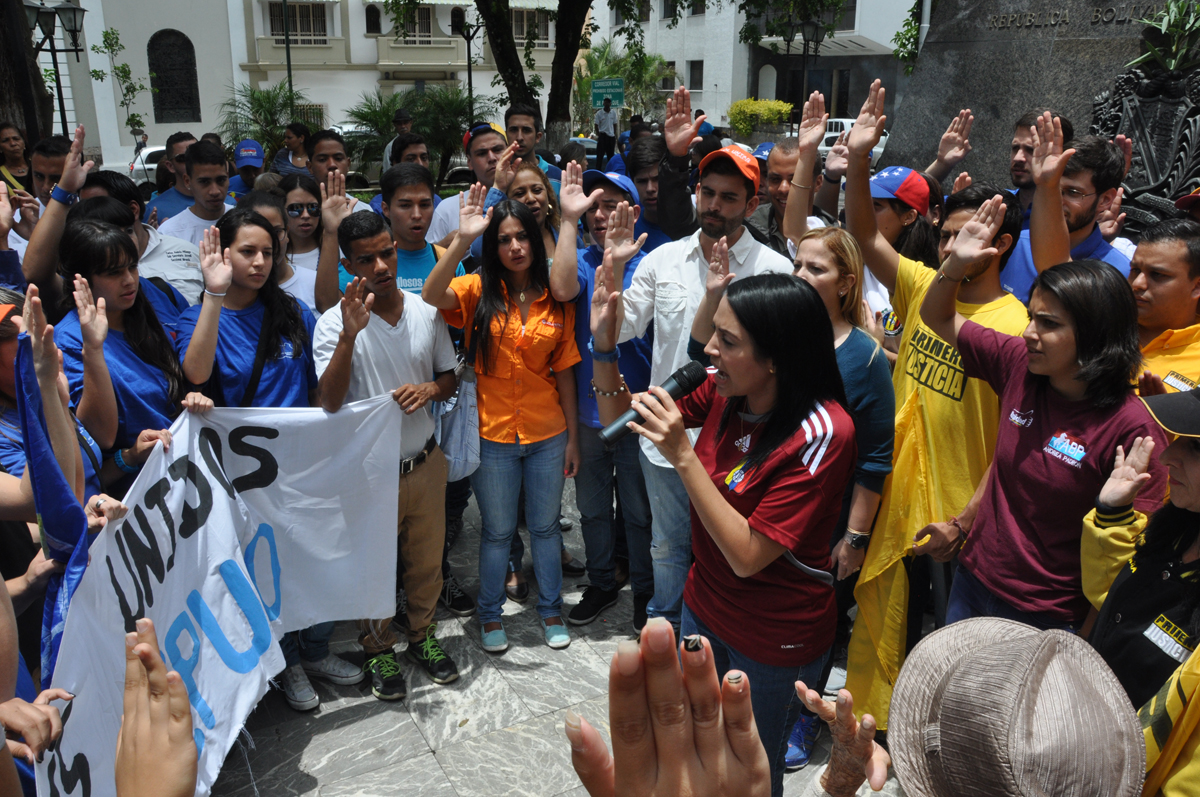 Jóvenes se restearon con Delsa desde plaza Bolívar tequeña