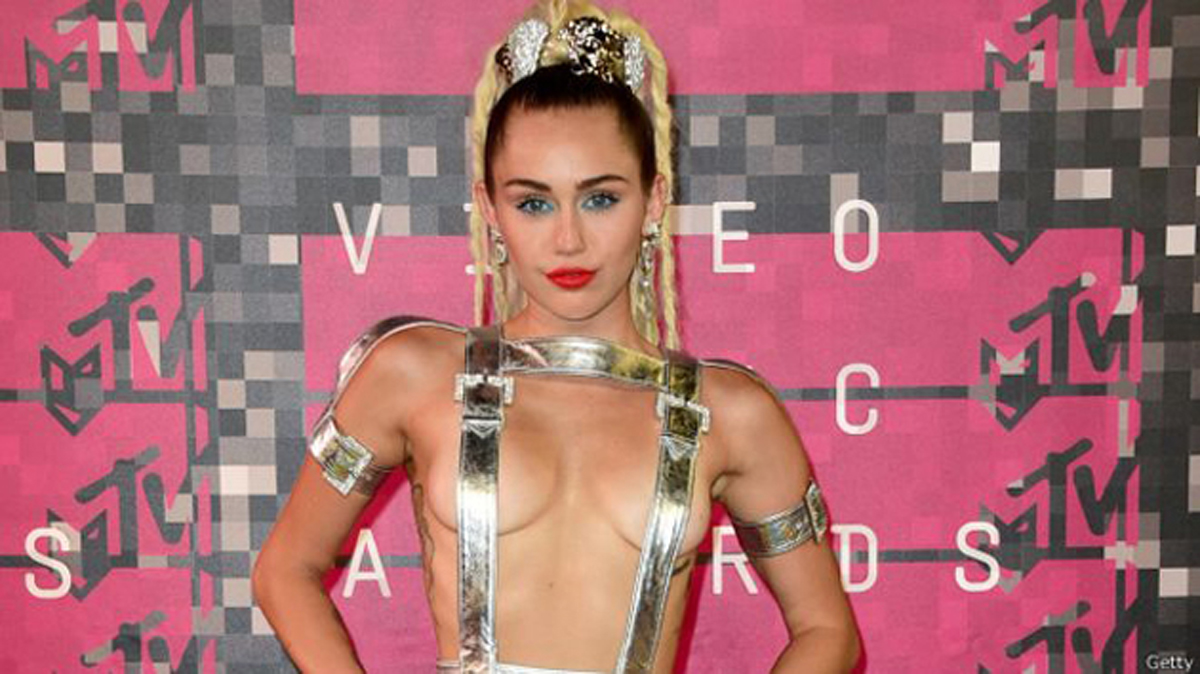 Miley Cyrus se vuelve a robar toda la atención en los VMAs, los premios de MTV