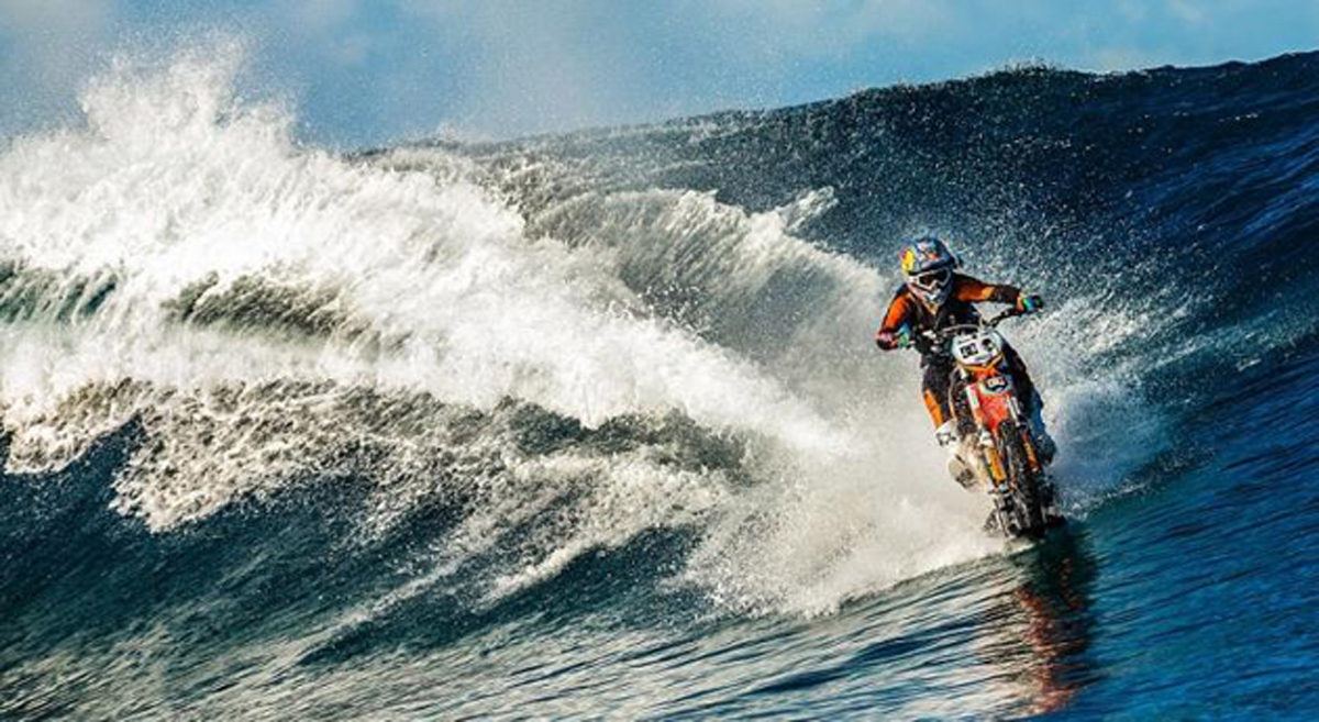 Australiano surfeó olas gigantes en Tahití sobre una moto