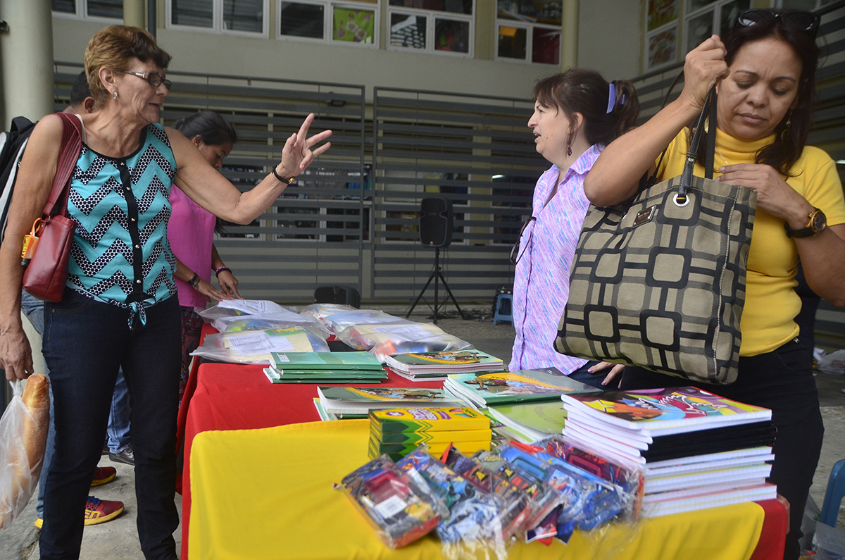 Más de 300 kits se vendieron en feria escolar