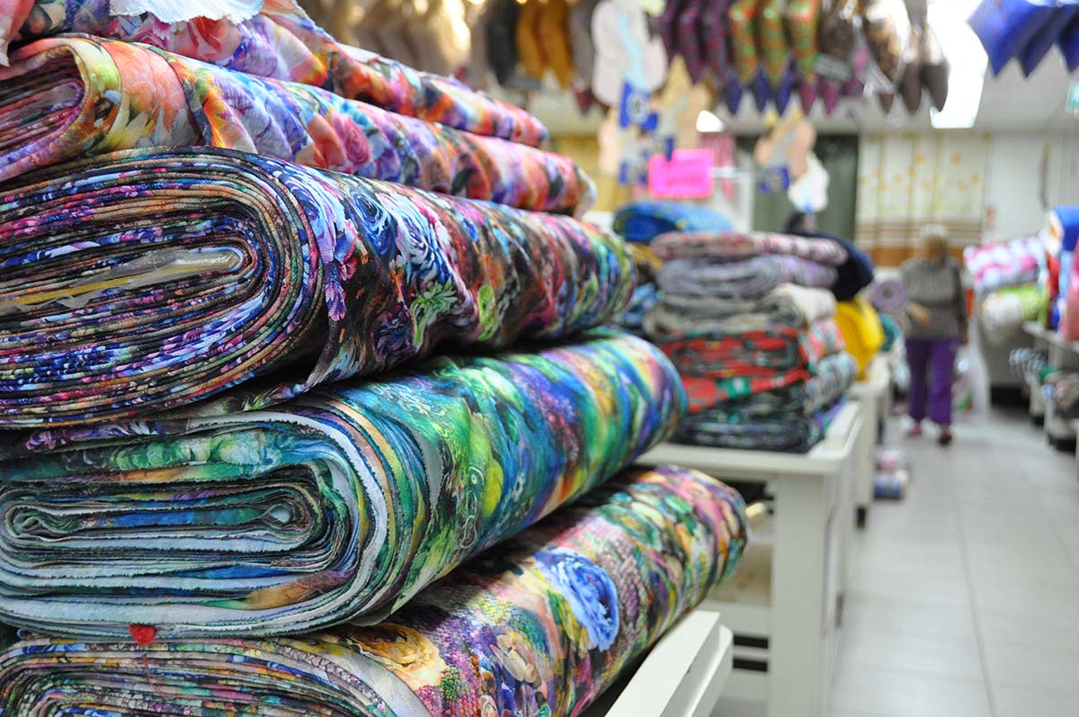 Costureras sufren por escasez y altos costos de telas