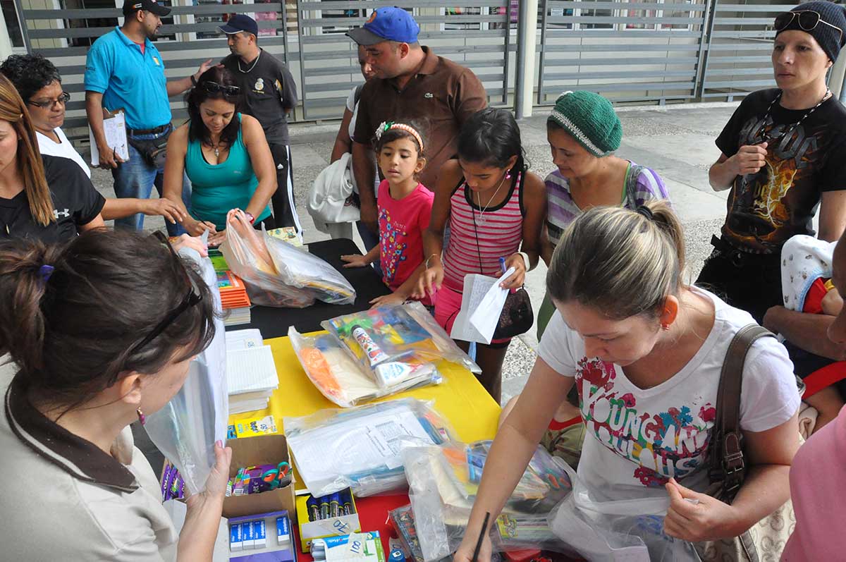 Más de 500 kits se vendieron en feria escolar