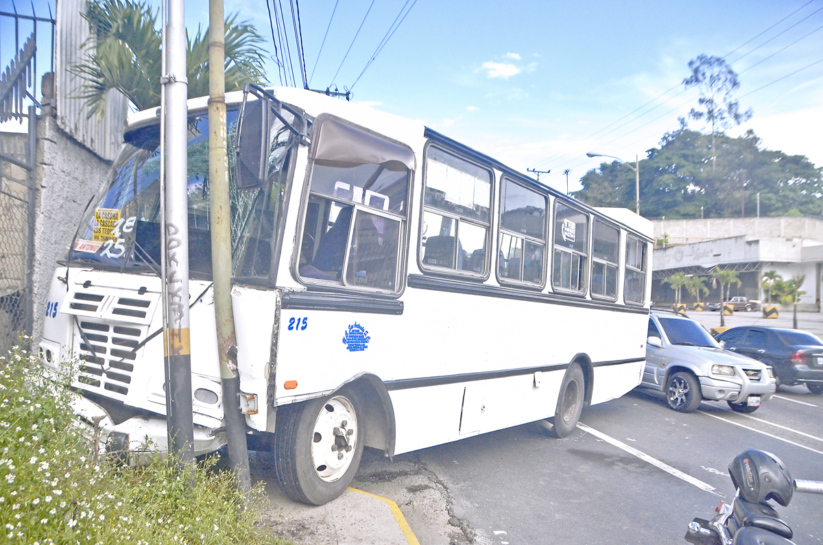 Se estrelló autobús en bajada de El Tambor