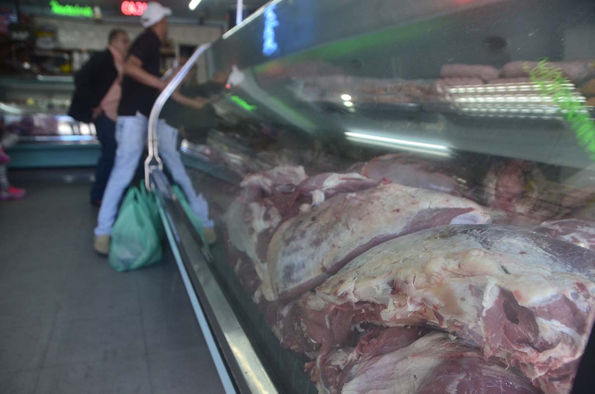 A Bs. 1.300 expenden el kilo  de carne en comercios