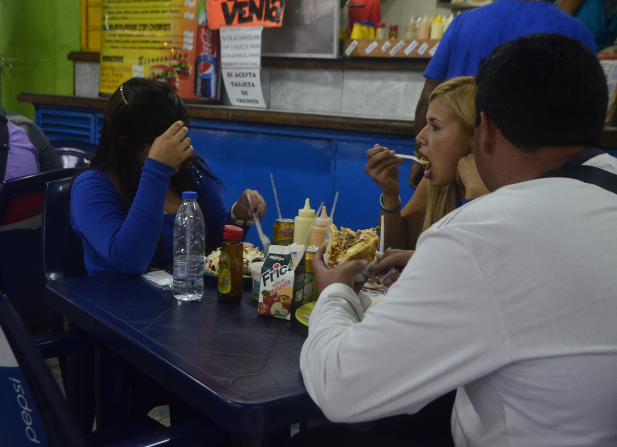 Alertan a jóvenes sobre consumo de comida chatarra