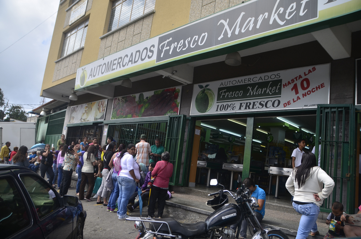 Hicieron cola en Fresco Market para ver qué llegaba